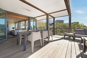 Outdoor dining - The 6-person Villa Comfort features a comfortable and stylishly furnished interior, views of the landscape, perfect for children. (Ouddorp)
