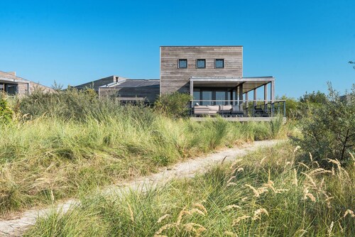 Die Deluxe Villa für 6 Personen verfügt über ein komfortables und geschmackvoll eingerichtetes Interieur sowie einen Blick auf die Dünenlandschaft und das Grevelingenmeer.
