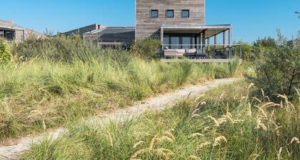 Die Deluxe Villa für 6 Personen verfügt über ein komfortables und geschmackvoll eingerichtetes Interieur sowie einen Blick auf die Dünenlandschaft und das Grevelingenmeer.