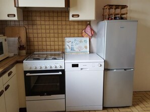 Fridge, oven, dishwasher, cookware/dishes/utensils