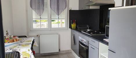 ثلاجة، ميكروويف، فرن، مستلزمات طهي/أطباق/أوعية