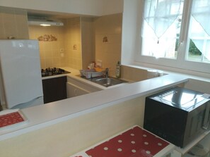 Frigorifero, microonde, forno, pentole/stoviglie/utensili