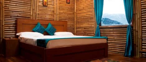 Quarto casal, vista para a montanha | Escrivaninha, espaço de trabalho para notebook, Wi-Fi de cortesia