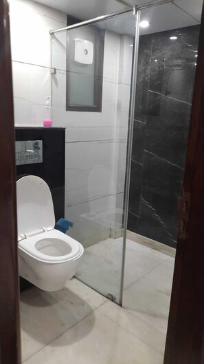 Family Room | Bathroom - Hotel Namoh (New Delhi)