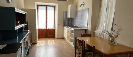 Réfrigérateur, vaisselle et ustensiles