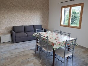 Dining - Tolles Ferienhaus in Pula mit Grill by Interhome (Chia)