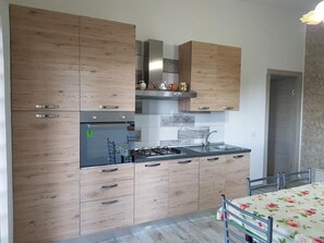 Fridge, microwave, oven, cookware/dishes/utensils - Tolles Ferienhaus in Pula mit Grill by Interhome (Chia)