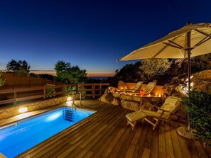 A heated pool - für zwei Personen mit Pool und Sonnenterrasse und wundabarem Seeblick by Interhome (Costa Paradiso)