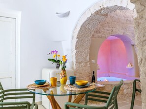Dining - Rundes Steinhaus 'Palmento' mit Schwimmbad by Interhome (Martina Franca)
