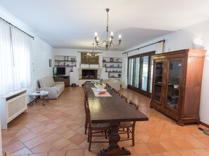 TV, fireplace - Landgut "Villa Vetti by Interhome (Lido Marini)