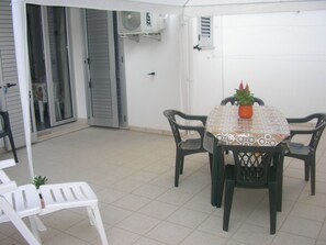 Outdoor dining - Helle Kellerwohnung by Interhome (Sannicola)