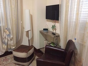 Una televisión, una chimenea