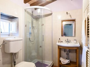Towels - Appartement in Potassa mit Großem Garten by Interhome (Cortona)