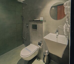 Estúdio | Banheiro | Chuveiro, produtos de toalete grátis, toalhas de banho, sabonete