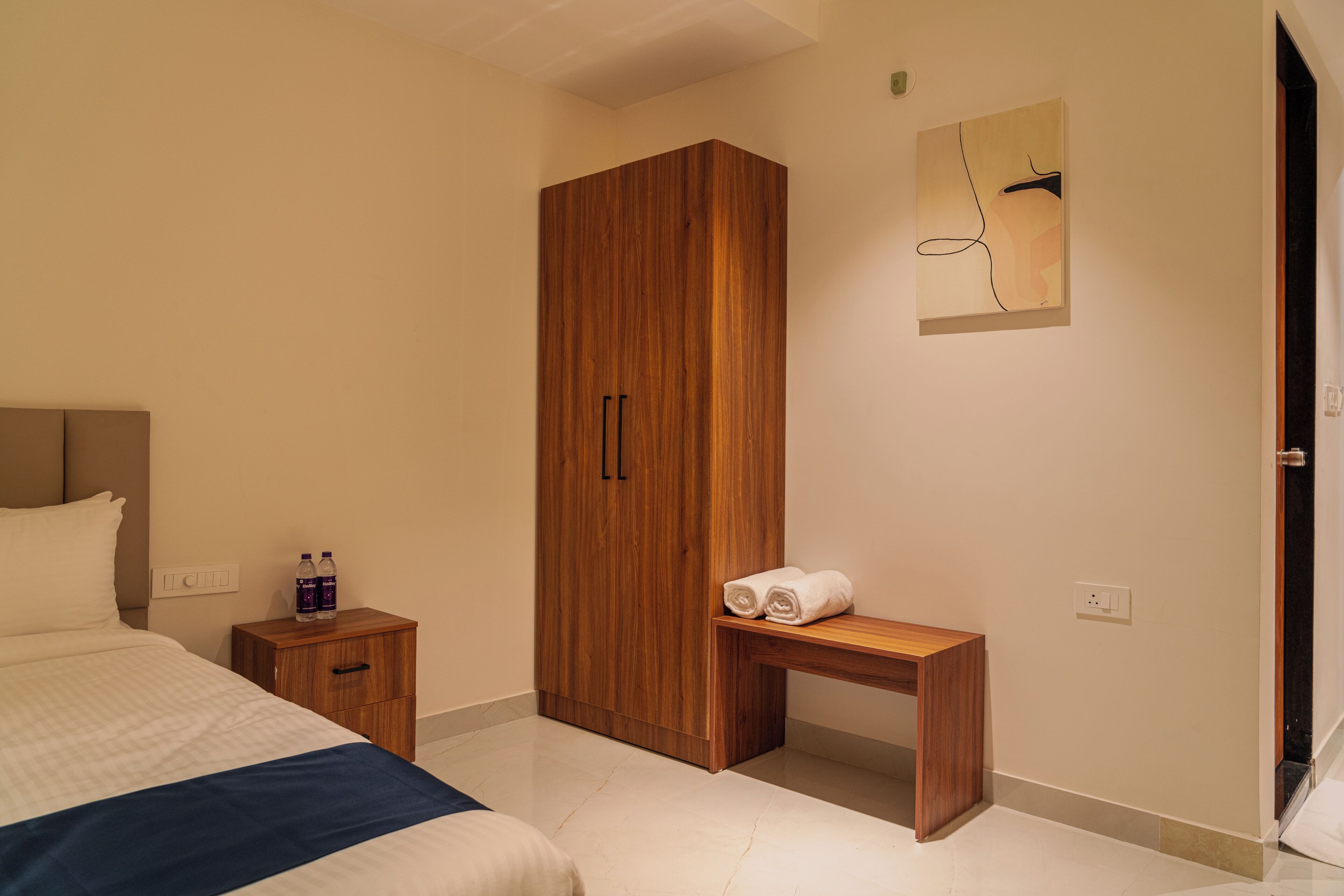 Studio | Desk, laptop workspace, free WiFi