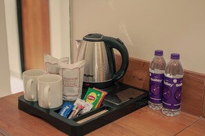 开间 | 办公桌、笔记本电脑工作区、免费 WiFi