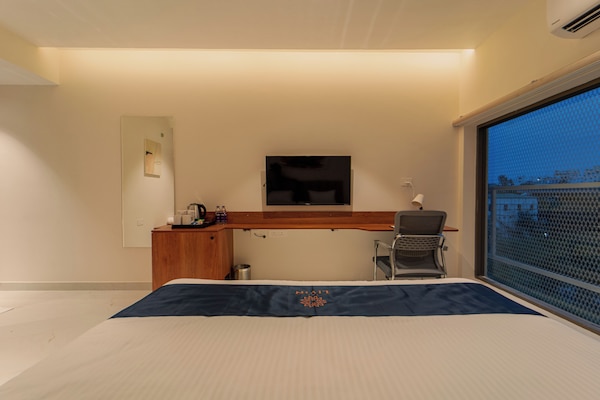 Studio | Desk, laptop workspace, free WiFi