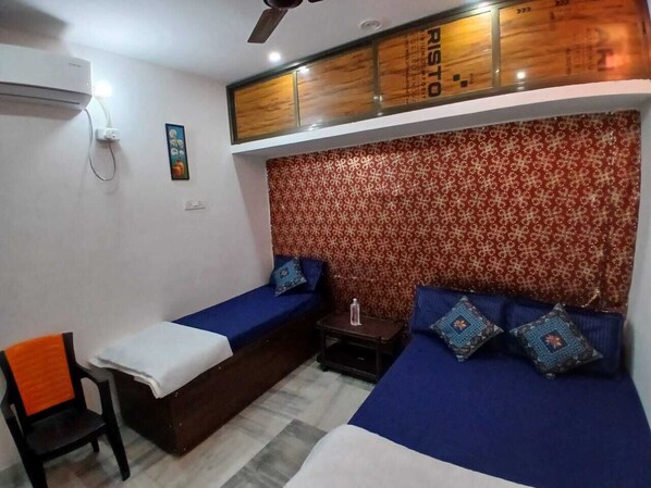 Triple Room | Rollaway beds, free WiFi, bed sheets - Kaashvi Home Stay (Varanasi)