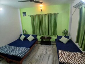 Triple Room | Rollaway beds, free WiFi, bed sheets - Kaashvi Home Stay (Varanasi)