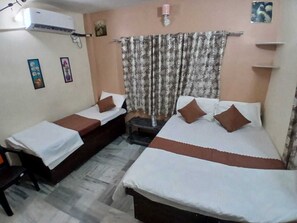 Triple Room | Rollaway beds, free WiFi, bed sheets - Kaashvi Home Stay (Varanasi)