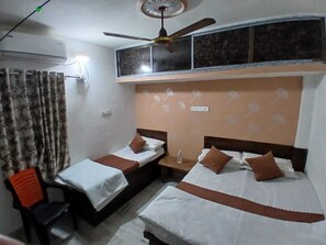 Triple Room | Rollaway beds, free WiFi, bed sheets - Kaashvi Home Stay (Varanasi)
