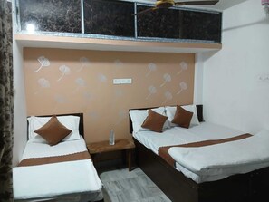 Triple Room | Rollaway beds, free WiFi, bed sheets - Kaashvi Home Stay (Varanasi)
