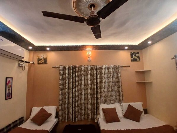 Triple Room - Kaashvi Home Stay (Varanasi)