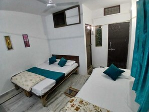Triple Room | Rollaway beds, free WiFi, bed sheets - Kaashvi Home Stay (Varanasi)