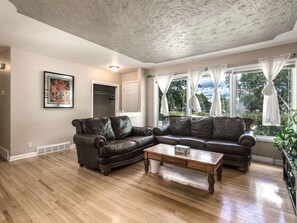TV - A@Home Ganzes Haus bei Chinook Mall, für 9 Personen by Interhome (Calgary)