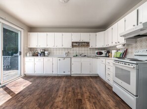 Fridge, microwave, dishwasher, cookware/dishes/utensils - A@Home Ganzes Haus bei Chinook Mall, für 9 Personen by Interhome (Calgary)