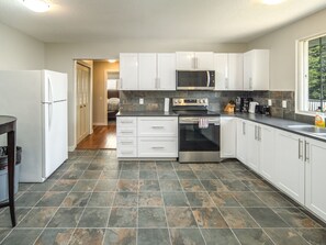 Refrigerador, microondas, lavavajillas y utensilios de cocina 