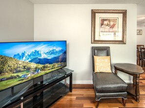 TV - H Home 5BR2BTH in der Nähe von YYC Deerfoot Mall DT by Interhome (Calgary)