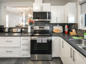 Fridge, microwave, dishwasher, cookware/dishes/utensils - Willkommen in diesem möblierten, gemütlichen und komfortablen ganzen Haus in de by Interhome (Calgary)