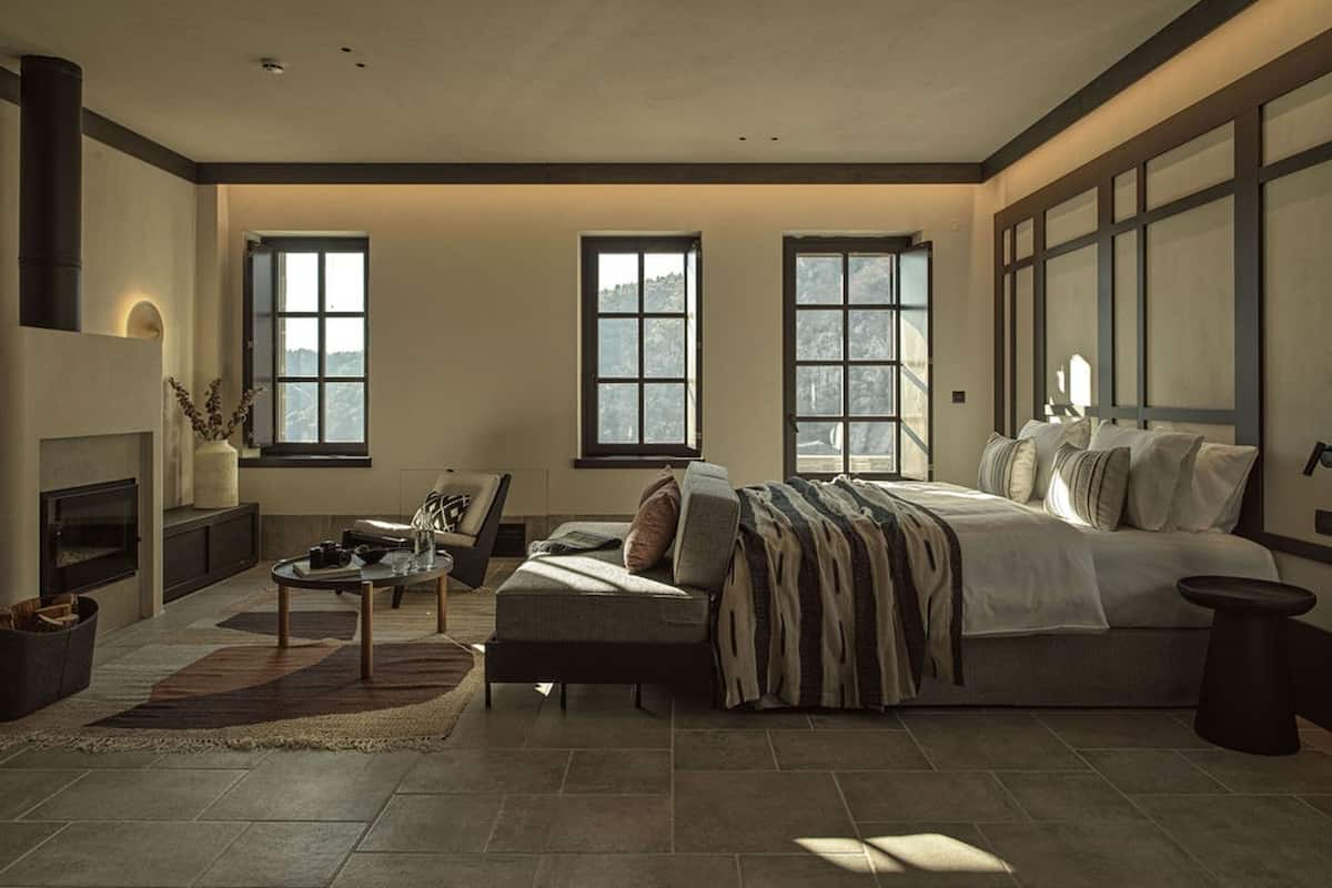 Suite | 4 bedrooms, desk, soundproofing