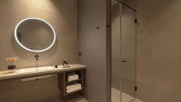 Phòng Suite, phù hợp cho người khuyết tật | Phòng tắm | Áo choàng tắm, dép đi trong nhà