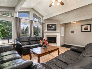 TV, fireplace - Ganzes Haus in Haysboro mit privatem Parkplatz by Interhome (Calgary)