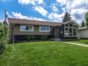Exterior - Ganzes Haus in Haysboro mit privatem Parkplatz by Interhome (Calgary)