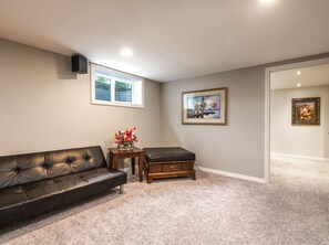TV, fireplace - Ganzes Haus in Haysboro mit privatem Parkplatz by Interhome (Calgary)