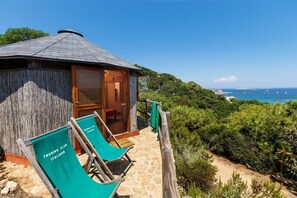 Klassieke bungalow, uitzicht op zee | Terrein van de accommodatie