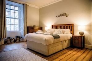 Apartment | Iron/ironing board, free WiFi - 3 bed on Picturesque Victoria Street (Edinburgh)