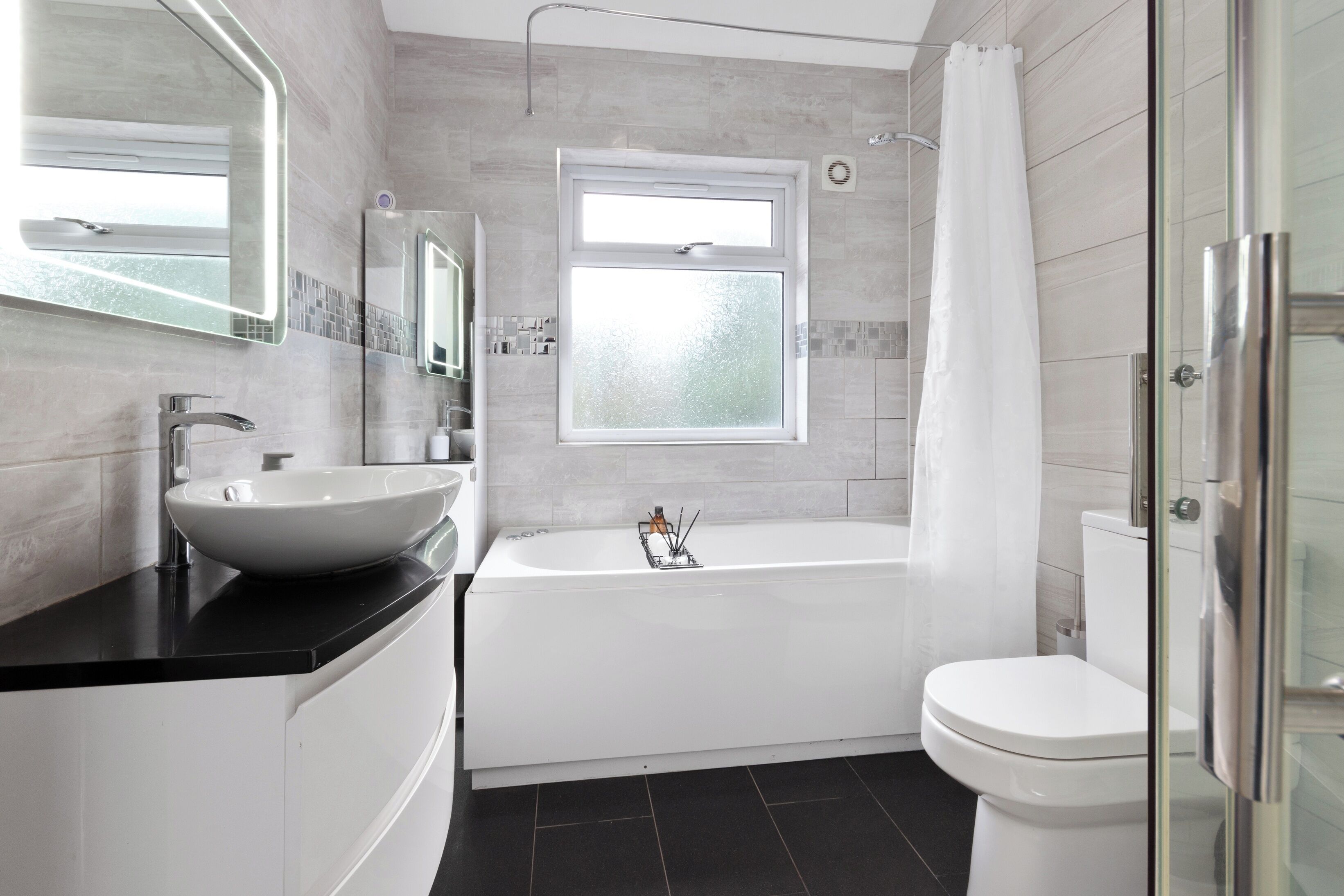 Separate bathtub and shower, deep-soaking bathtub, free toiletries