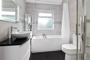 Separate bathtub and shower, deep-soaking bathtub, free toiletries - 4 Bed - Sleeps 9 - Free Parking - 20 min Gatwick (Coulsdon)