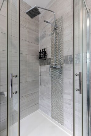 Badewanne und Dusche (separat), Komfortbadewanne