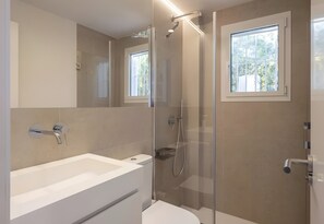 Dusche, Haartrockner, Handtücher