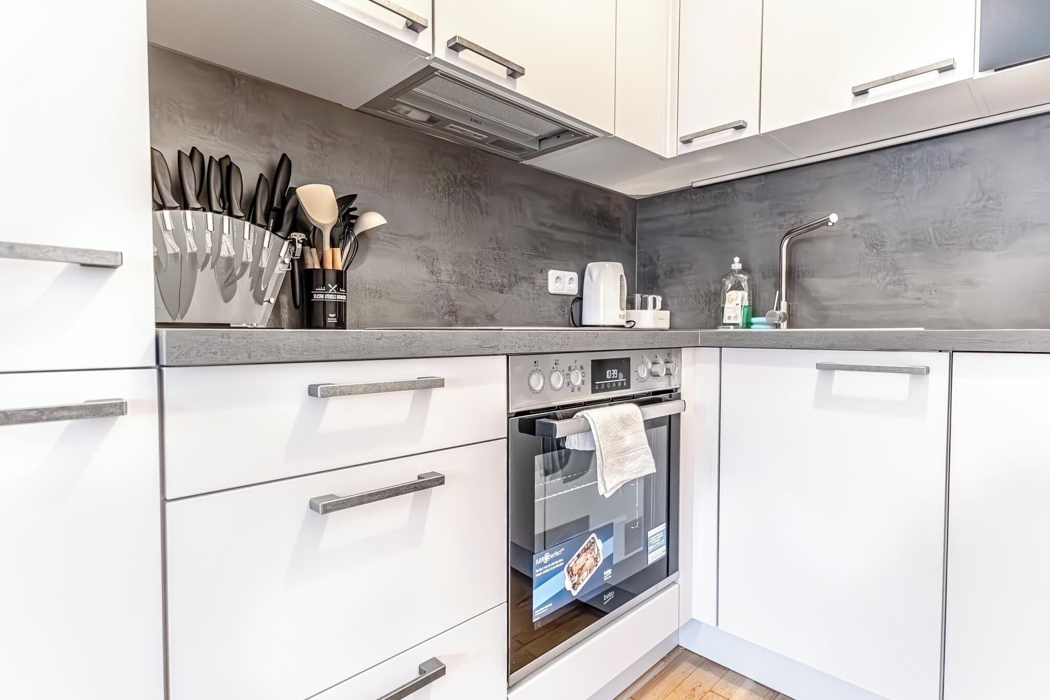 Basic Apartment | Private kitchen | Fridge, microwave, oven, stovetop