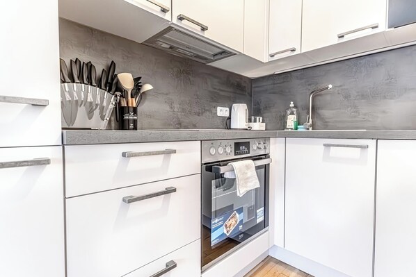 Perushuoneisto | Yksityinen keittiö | Jääkaappi, mikroaaltouuni, uuni, liesi