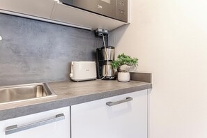 Basic Apartment | Private kitchen | Fridge, microwave, oven, stovetop - Stylish Modern 1BR 1LR Apartment Vienna (Wien)