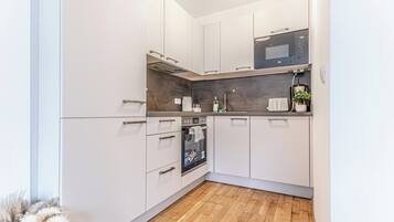 Apartamento básico | Cocina privada | Frigorífico, microondas, horno y placa de cocina