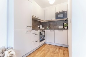 Basic Apartment | Private kitchen | Fridge, microwave, oven, stovetop - Stylish Modern 1BR 1LR Apartment Vienna (Wien)