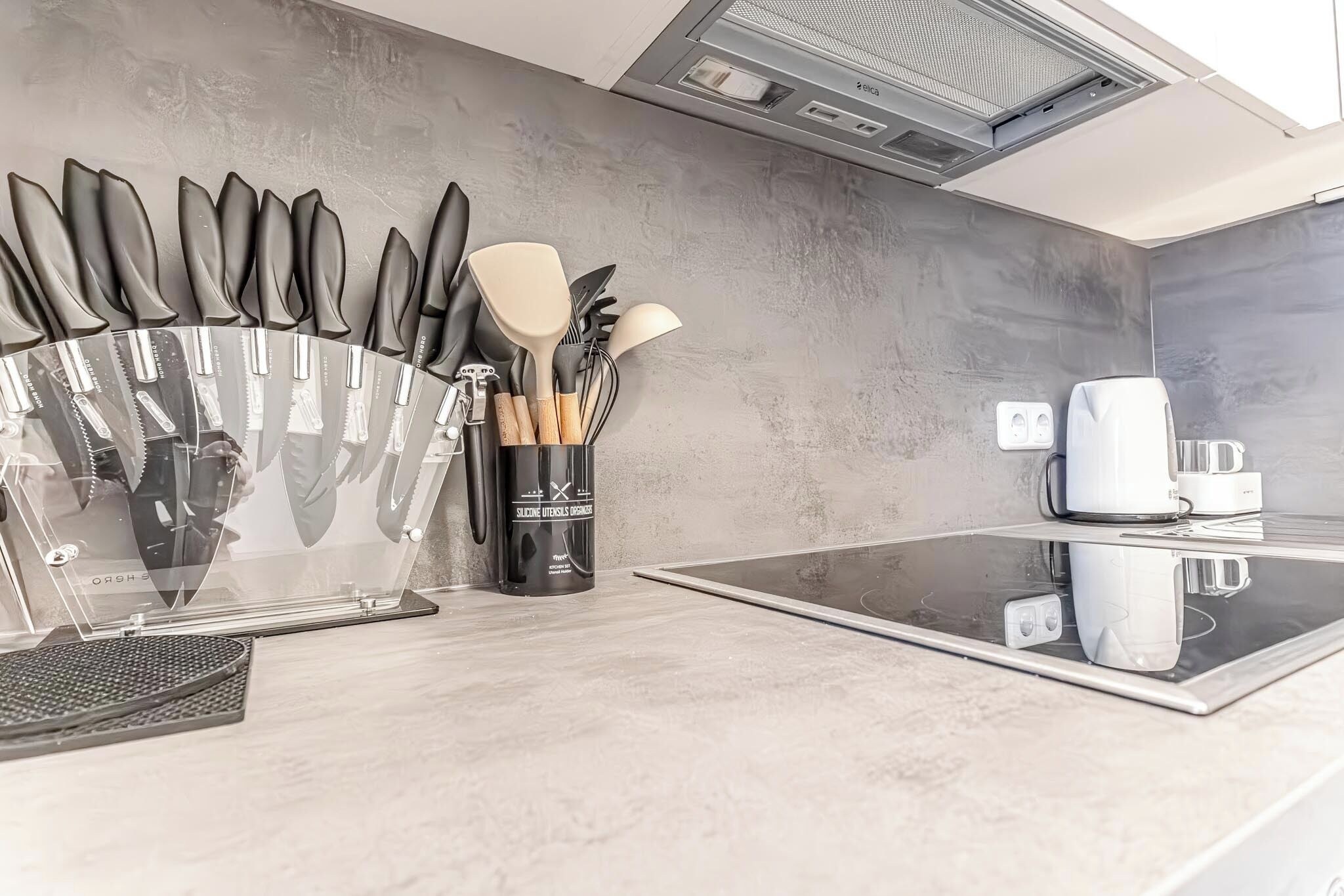 Basic Apartment | Private kitchen | Fridge, microwave, oven, stovetop